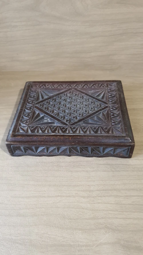 Vintage Distributeur; Boîte à cigarettes en bois sculpté avec système de tiroir. LIQUIDATION
