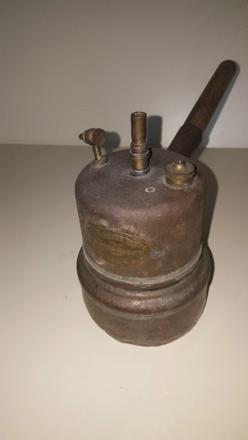 Vintage lampe à carbure de champignonniste BOUTHIER en cuivre à manche bois, objet de curiosité. 
