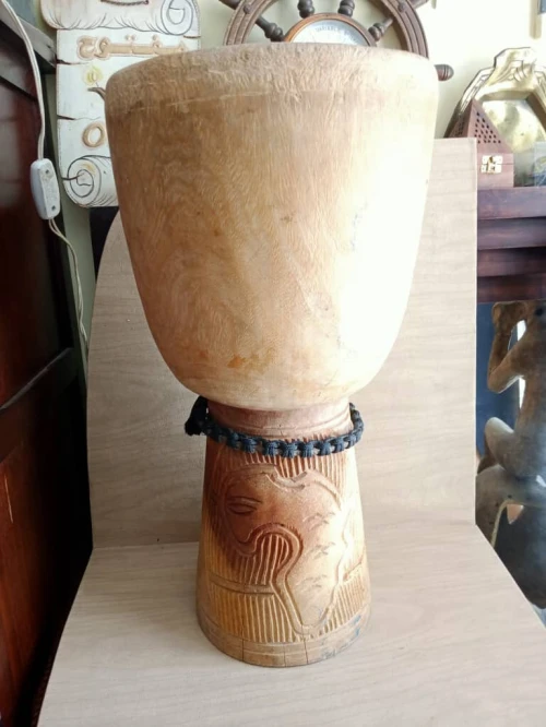 Vintage Fût de djembé, taillé et sculpté à la main , tambour, tamtam, percussion, art africain