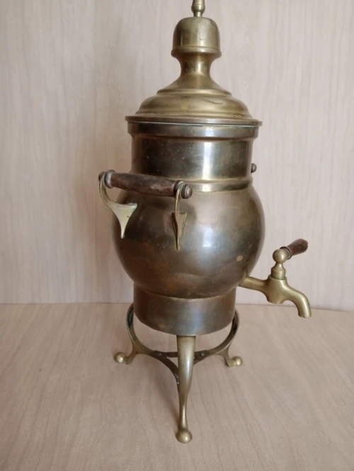 Ancien petit Samovar en bronze / Laiton avec manche robinet en bois 