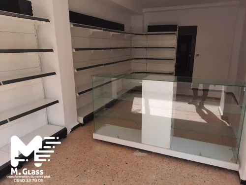 Comptoir et vitrine d'exposition en verre 