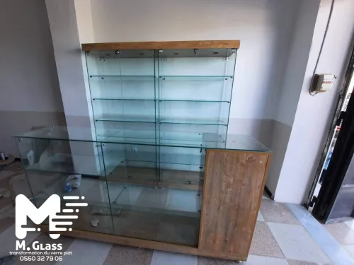 Comptoir et vitrine d'exposition en verre 