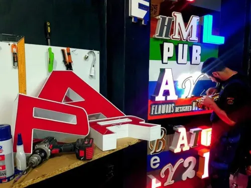 Les lettres lumineuses et panneaux publicitaires 