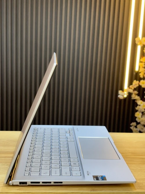 ASUS ZENBOOK 14 oled i7-13700H 16GB 1TB SSD TACTILE 3K DISPONIBLES POUR LES ENTREPRISES