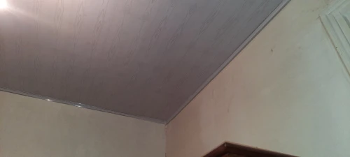 Installation plafond et revêtement en pvc