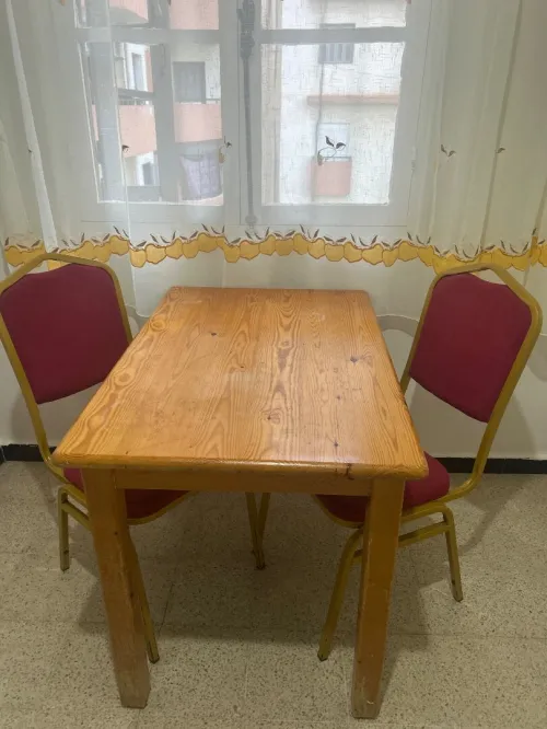 Table et un élément de cuisine