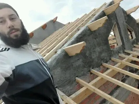 /Charpente en bois//تركيب القرميد و الأسقف الخشبية و إعادة الترميم مع إمكانية التنقل بين الولايات