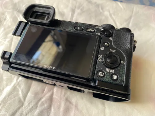 Sony A6400 5k click très bon état avec objectif 18-135 et 3 batterie et chargeur original