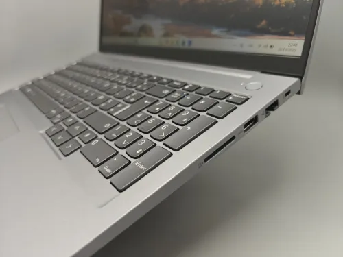 Lenovo ThinkBook 16 G6 IRL i7 13700H 13th 16GB DDR5 512GB SSD 16" POUCES FULL HD+