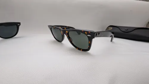 Rayban Wayfarer inclinées