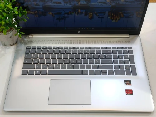 HP Laptop 17 AMD Ryzen 5-16GB 512ssd 17P