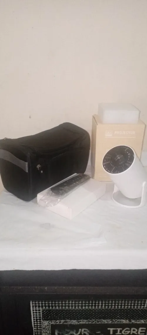 Mini Projecteur 4k sans Android plus écran de projection et pochette noire