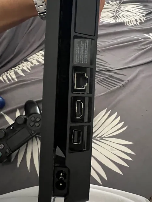 PS4 slim clean avec 2 manette et 3 jeux