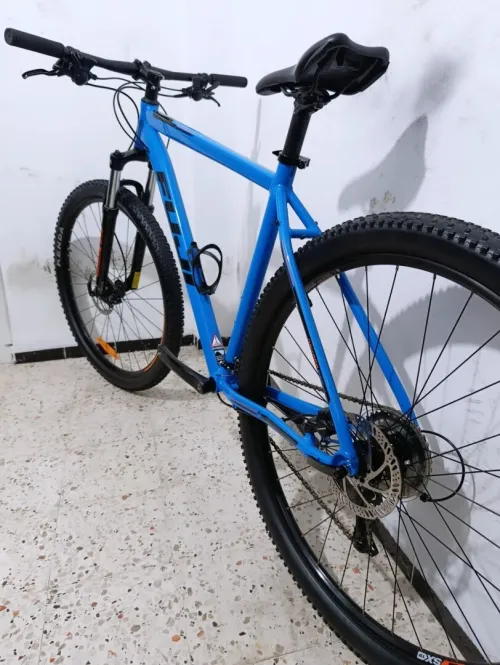 Vélo VTT Fuji Taille XL 29 pouces État Neuf frein Hydraulique 8 Vitesses