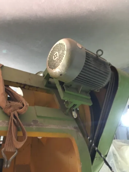 À vendre une poinçonneuse 100T toute neuve jamais utilisé importer de la Chine 