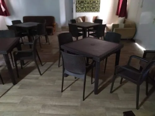 Chaises et tables