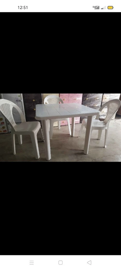 Chaises et tables