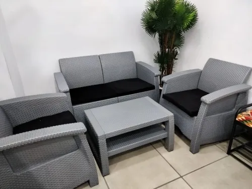 Chaises et tables