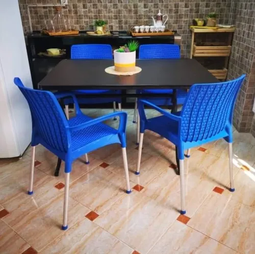 Chaises et tables