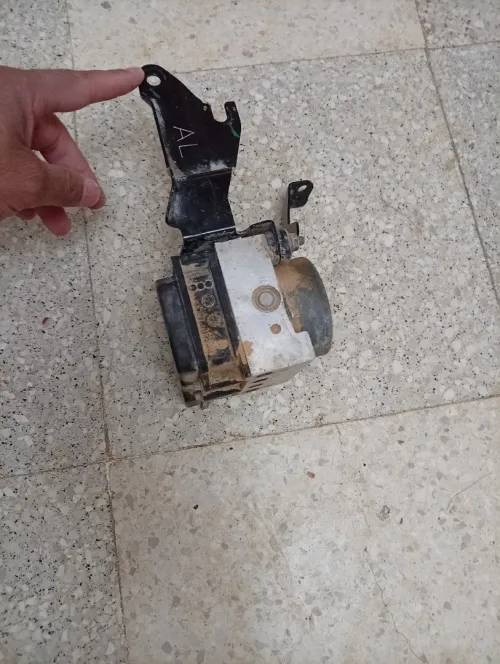 Bloc ABS nissan sunny N17 d'origine très bon état