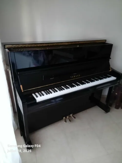 Piano Droit YAMAHA U1J PE (Noir Brillant) + Banquette Origine - État Neuf