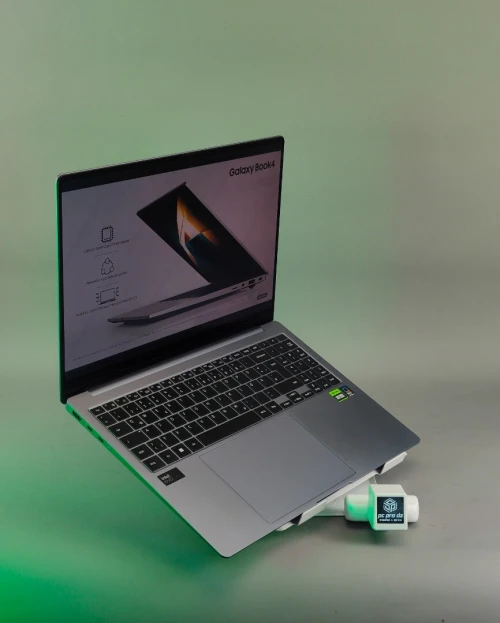Samsung Galaxy book 4 ultra model NP960XGL  /  ultra 9 185h rtx 4070 32gb lpddrx5 1tb SSD écran 16"  dynamique amoled tactile 3k WQXGA+