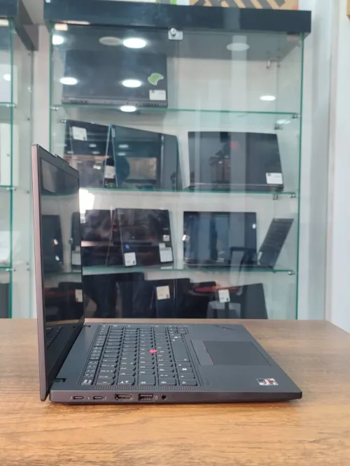 LENOVO THINKPAD P14S GEN5  AMD RYZEN 7 PRO  8840HS  RADEON 780M 48G DDR5 512 GB  écran 14"