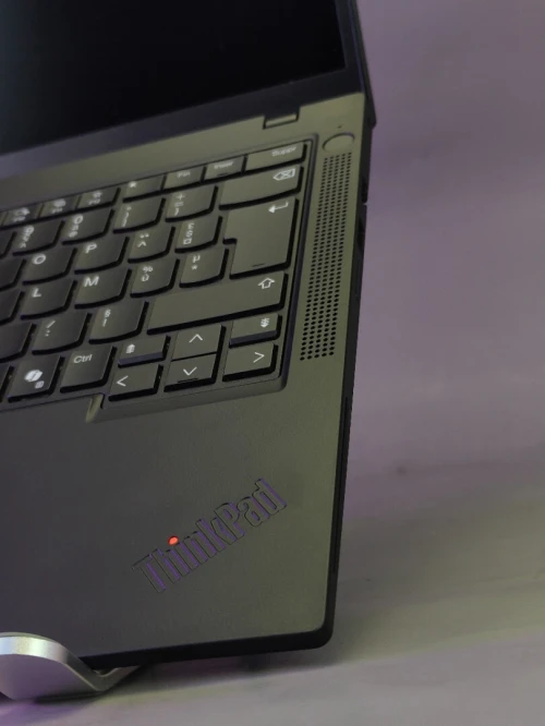 LENOVO THINKPAD P14S GEN5 RYZEN 7 PRO 8840hs AMD Radeon 780m RAM 48gb ddr5 SSD 512gb écran 14" WUXGA