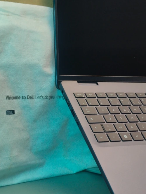 Dell inspiron 16  5645 Ryzen 7 8840u 16gb ddr5 1tb SSD  écran 16"