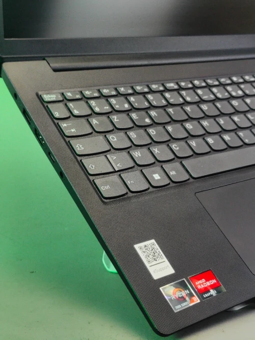 LENOVO V15 G4 RYZEN 3 7320U 8GB LPDDRX5 256GB SSD ÉCRAN 15,6"