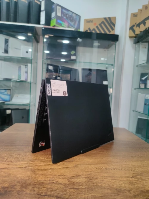 LENOVO THINKPAD P14S GEN5  AMD RYZEN 7 PRO  8840HS  RADEON 780M 48G DDR5 512 GB  écran 14"