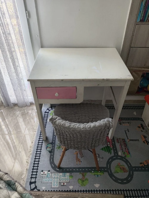 Bureau d'enfants avec chaise 