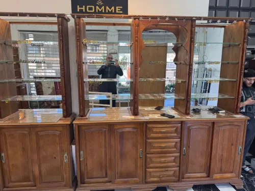 Meubles magasin cosmétique