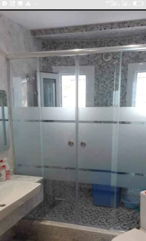 Vetrin et cabine de douche sur musire 
