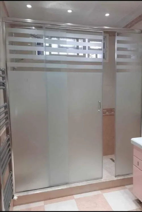Vetrin et cabine de douche sur musire 
