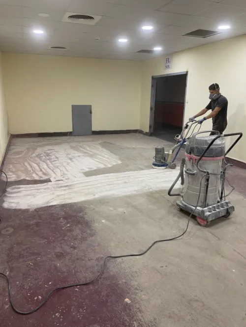 Rabotage et ponçage de son en béton 