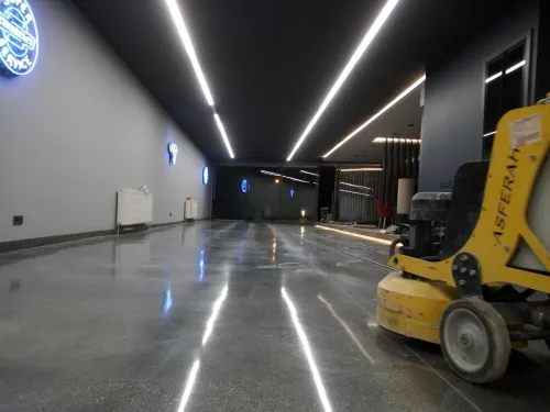 Rabotage et ponçage de son en béton 