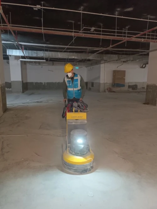 Rabotage et ponçage de son en béton 