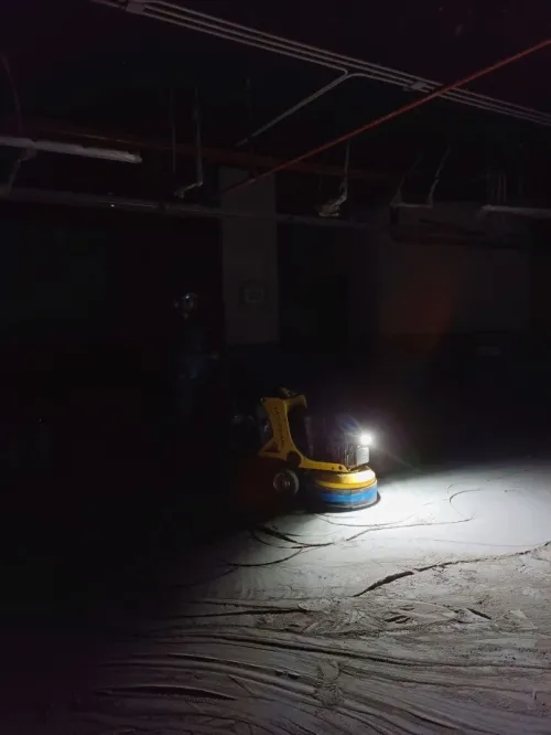 Rabotage et ponçage de son en béton 