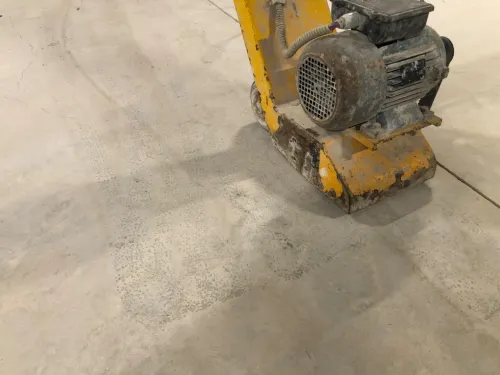 Rabotage et ponçage de son en béton 