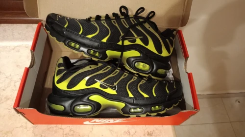 NIKE AIR MAX PLUS