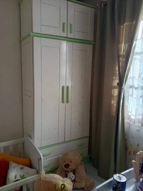 Armoire en bois rouge