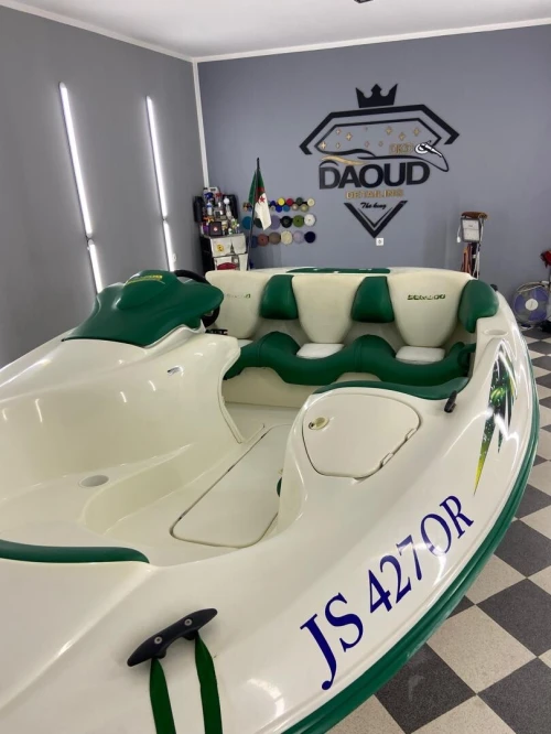 Jet boat  قارب سريع