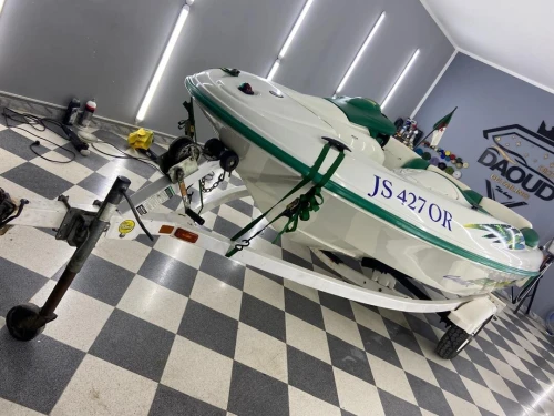 Jet boat  قارب سريع
