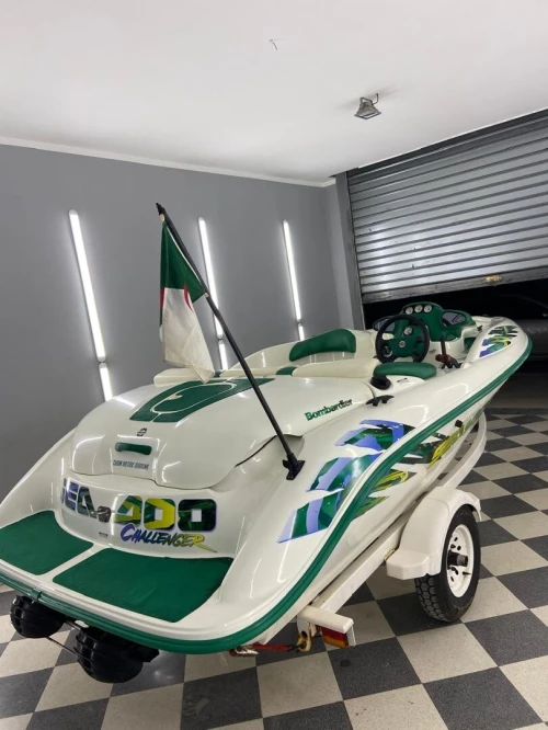Jet boat  قارب سريع