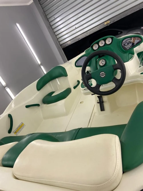 Jet boat  قارب سريع