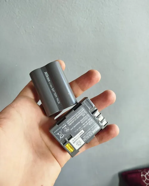  Nikon D300 2 Batteries  et Sac bon état