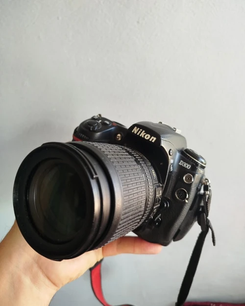  Nikon D300 2 Batteries  et Sac bon état