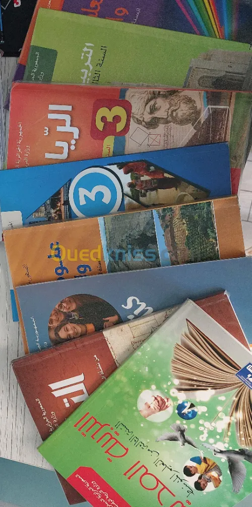 مجموعة كتب مدرسية السنة الثالثة متوسط (ناقص كتاب العربية وكتاب الإنجليزية