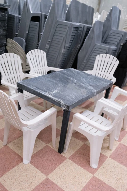 Tables et chaises plastique  طاولات و كراسي بلاستيكية
